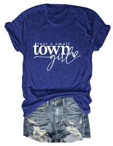 Détail du t-shirt bleu marine avec imprimé et du short en jean au style usé