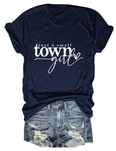 Détail d'un t-shirt bleu marine avec imprimé graphique et short en jean décontracté