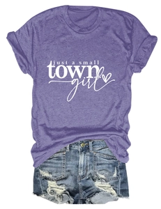 Détail de l'imprimé Just a Small Town Girl sur t-shirt mauve avec short en jean usé