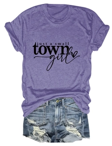 Détail d'un t-shirt violet avec imprimé graphique et short en jean bleu déchiré