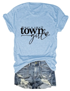 Mise à plat d'un T-shirt bleu clair imprimé 'small town girl' et d'un short en jean déchiré