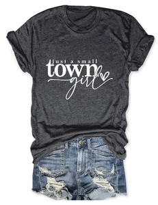 T-shirt gris imprimé et short en jean déchiré présentés à plat sur fond blanc
