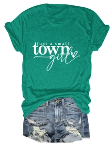 T-shirt vert avec imprimé texte et short en jean effiloché posé à plat