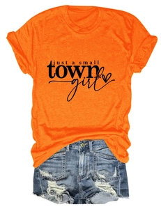 T-shirt orange vif avec imprimé Just a Small Town Girl et short en jean effiloché