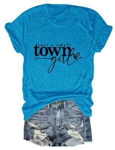 Détail de l'imprimé just a small town girl sur un t-shirt bleu décontracté