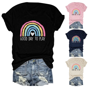 Dettaglio della stampa arcobaleno Good Day to Play colorata sulle t-shirt da donna