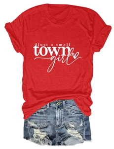 Détail du t-shirt rouge imprimé et du short en jean effiloché avec texte artistique