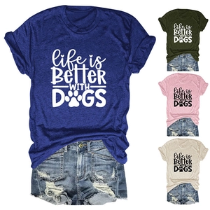 Detailansicht der Baumwoll-T-Shirt-Textur und des Life is Better With Dogs Aufdrucks