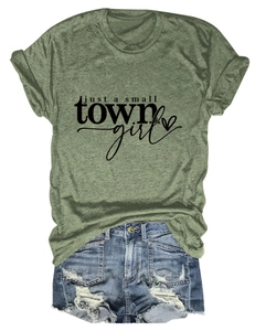 T-shirt vert olive avec imprimé Just a small town girl et short en jean à plat