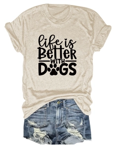 Flachliegendes Life is Better With Dogs T-Shirt mit distressed Denim-Shorts kombiniert