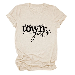 T-shirt graphique beige Just a Small Town Girl avec manches roulées et col rond