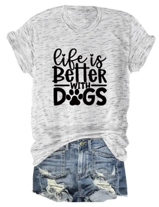 Detailansicht des Life is Better With Dogs T-Shirts kombiniert mit Denim-Shorts