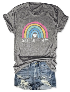 Dettaglio della maglietta Good Day to Play con pantaloncini di jeans strappati