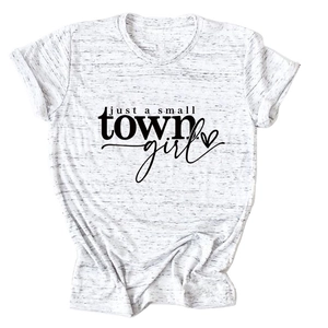Détail de l'imprimé Just a Small Town Girl et cœur sur t-shirt en coton blanc chiné