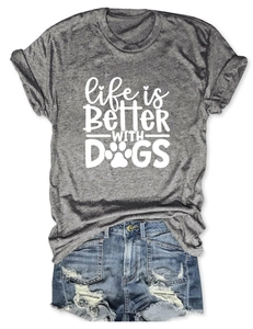 Flachbild von grauem T-Shirt mit 'Life is Better With Dogs' Print und blauer Denim-Shorts