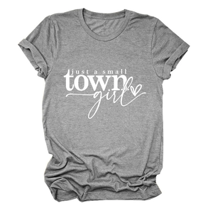 Détail de l'imprimé just a small town girl sur t-shirt gris à manches courtes pour femme