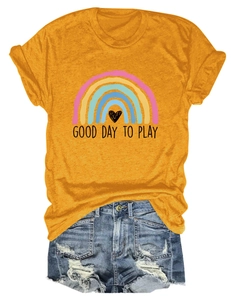 Dettaglio flat lay della t-shirt gialla Good Day To Play e pantaloncini di jeans