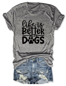 Flach liegendes graues T-Shirt mit Hunde-Print und zerrissenen Denim-Shorts im Set