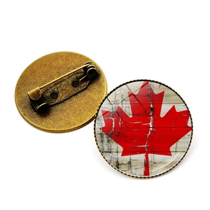 Detailansicht der Kanada-Anstecknadel mit Ahornblatt-Design und Bronze-Sicherheitsnadel