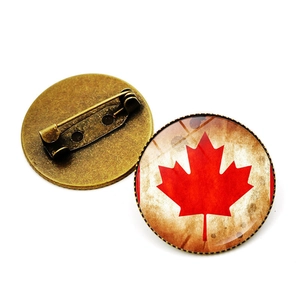 Detailansicht der Kanada-Glasbrosche mit Bronze-Rückseite und Sicherheitsverschluss