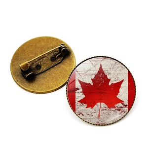 Makroansicht der Vintage Bronze Kanada Flagge Brosche mit Ahornblatt und Anstecknadel