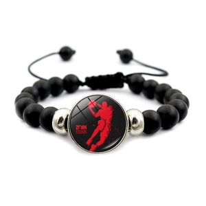 Détail d'un bracelet de basket-ball en perles noires mates avec motif slam dunk
