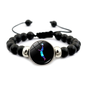 Gros plan du bracelet de basket-ball en perles noires mates avec silhouette de joueur