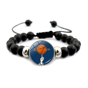 Détail du bracelet de basket-ball avec perles noires mates et cordon tressé ajustable