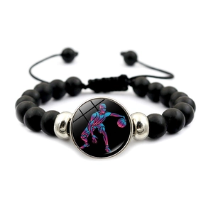 Détail du bracelet de basket avec perles noires mates et cordon de serrage réglable