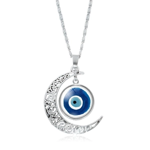 Nahaufnahme vom silbernen hohlen Mondanhänger mit blauem Evil Eye Stein und Details