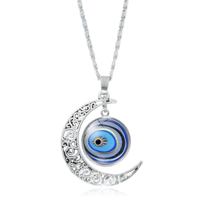 Nahaufnahme von silbernem Mondanhänger mit blauem Evil Eye an langer Halskette