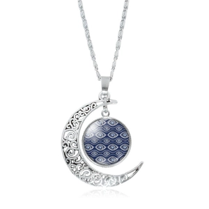 Makroaufnahme der silbernen Hohlmond-Halskette mit blauem Evil-Eye-Anhänger