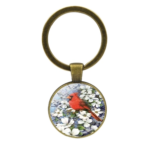 Détail du pendentif oiseau cardinal dans un porte-clés en bronze antique