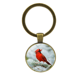 Détail du pendentif cabochon en verre cardinal sur porte-clés en bronze vintage