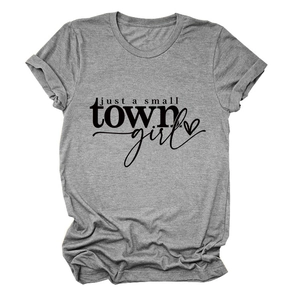 Détail du texte 'just a small TOWN girl' et motif cœur sur un t-shirt gris chiné