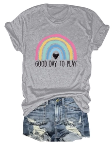 Dettaglio della stampa arcobaleno su t-shirt grigia con pantaloncini di jeans strappati