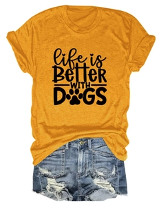 Flach liegendes gelbes T-Shirt mit Hundepfoten-Print und blauen Denim-Shorts Set