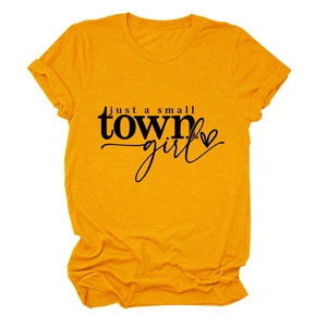 Détail de l'imprimé just a small town girl sur t-shirt en coton jaune moutarde à col rond