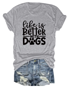 Detail von grauem Life is Better With Dogs T-Shirt und distressed Jeans-Shorts Layout