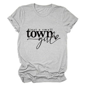 Détail de l'imprimé Just a Small Town Girl sur un t-shirt en coton gris chiné à manches
