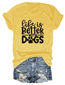 Flachbild eines gelben T-Shirts mit Hundespruch-Aufdruck und blauen Denim-Shorts