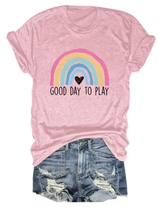 Dettaglio della t-shirt in cotone rosa con stampa arcobaleno Good Day To Play e shorts in denim