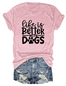 Details von pinkem Life is Better With Dogs T-Shirt und zerrissenen Denim-Shorts