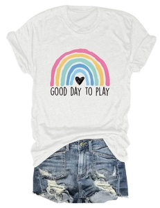 Vista piatta di t-shirt bianca Good Day to Play e pantaloncini di jeans blu strappati