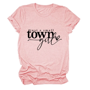 Détail d'un t-shirt rose en coton avec imprimé noir just a small town girl
