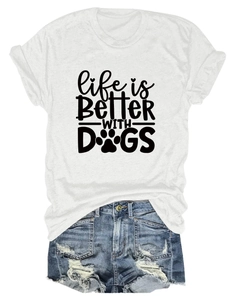 Detail des Life is Better With Dogs Aufdrucks mit zerrissenen Denim-Shorts kombiniert