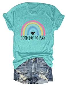 T-shirt blu lago con stampa Good Day To Play e pantaloncini di jeans sfrangiati