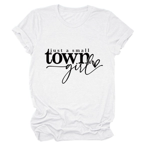 Détail d'un t-shirt blanc en coton avec le slogan noir Just a small TOWN girl imprimé