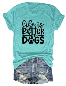 Detail von Hundepfoten-Print und Life is Better With Dogs Text auf türkisem Baumwoll-T-Shirt