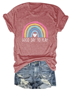 Dettaglio della t-shirt in cotone rosso con grafica Good Day To Play e shorts